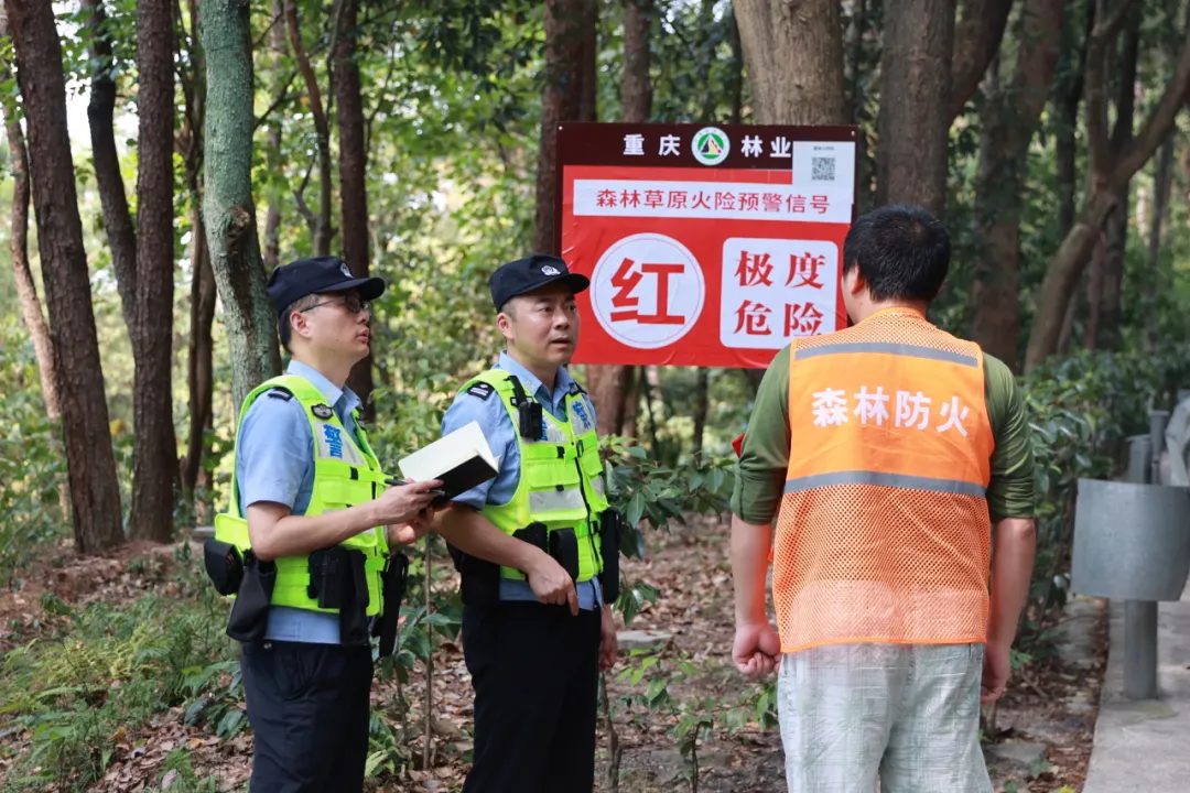 不畏烈日“烤”驗(yàn)，重慶公安“蒸”戰(zhàn)高溫守護(hù)平安