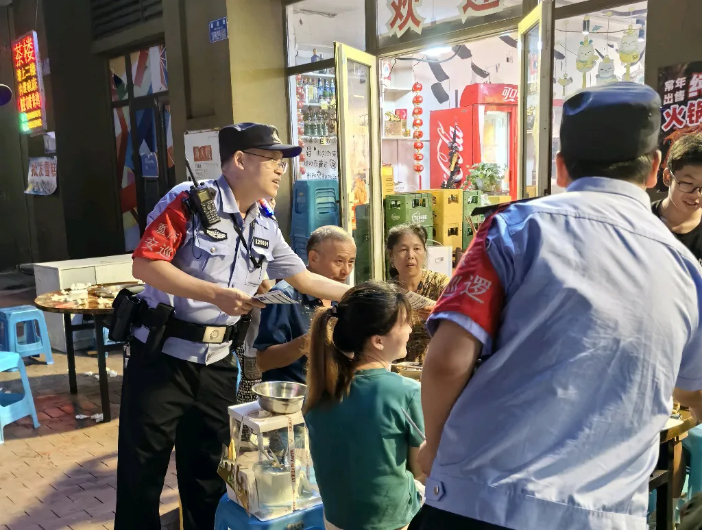 不畏烈日“烤”驗(yàn)，重慶公安“蒸”戰(zhàn)高溫守護(hù)平安