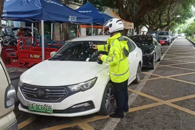 不畏烈日“烤”驗(yàn)，重慶公安“蒸”戰(zhàn)高溫守護(hù)平安