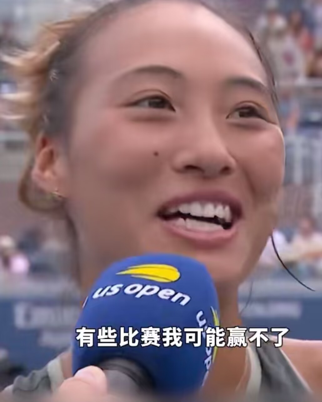 文化输出!美网主持问郑钦文“加油”什么意思,郑钦文:中文加油让我充满力量