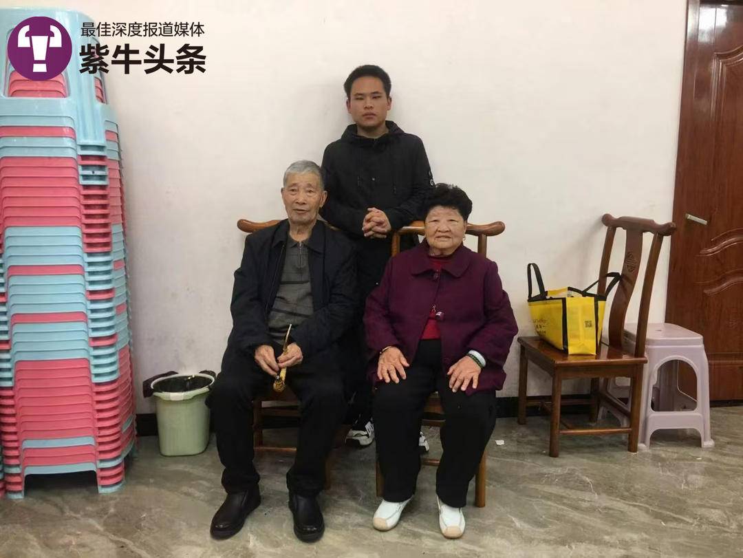 父母双亡小伙打工挣学费上大学:没买过新衣服,却攒了3万元给外公外婆养老