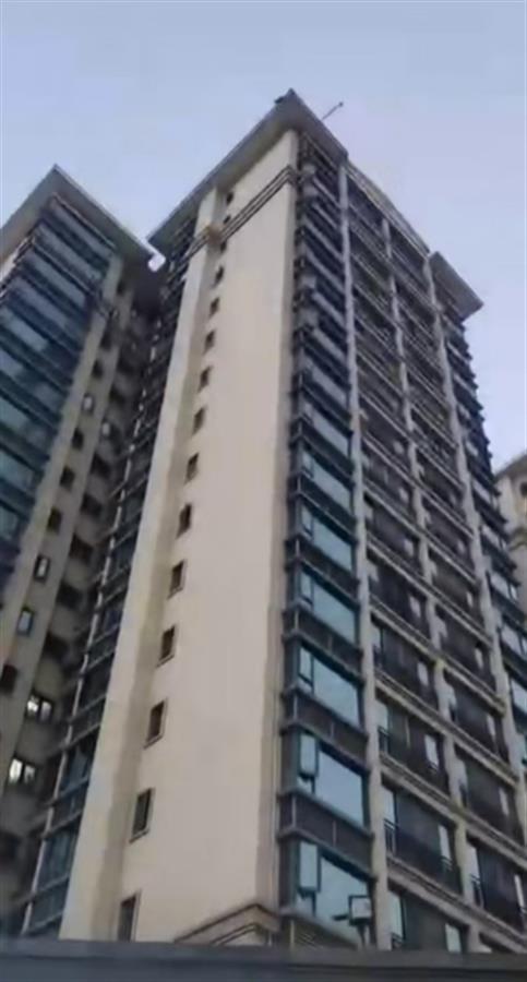 太原一男子跳楼身亡,两天前曾在楼顶撒钱和彩票时被解救