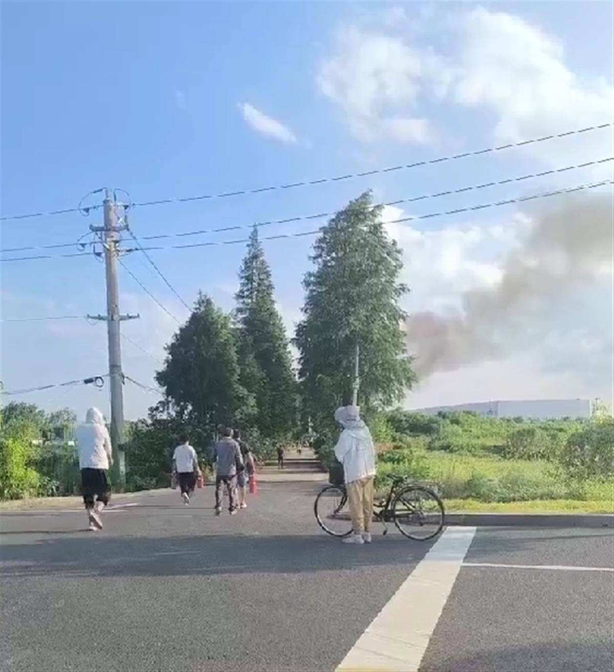 无锡宜兴一飞机在机场附近坠落起火？官方：无人机试验出意外，无人员伤亡