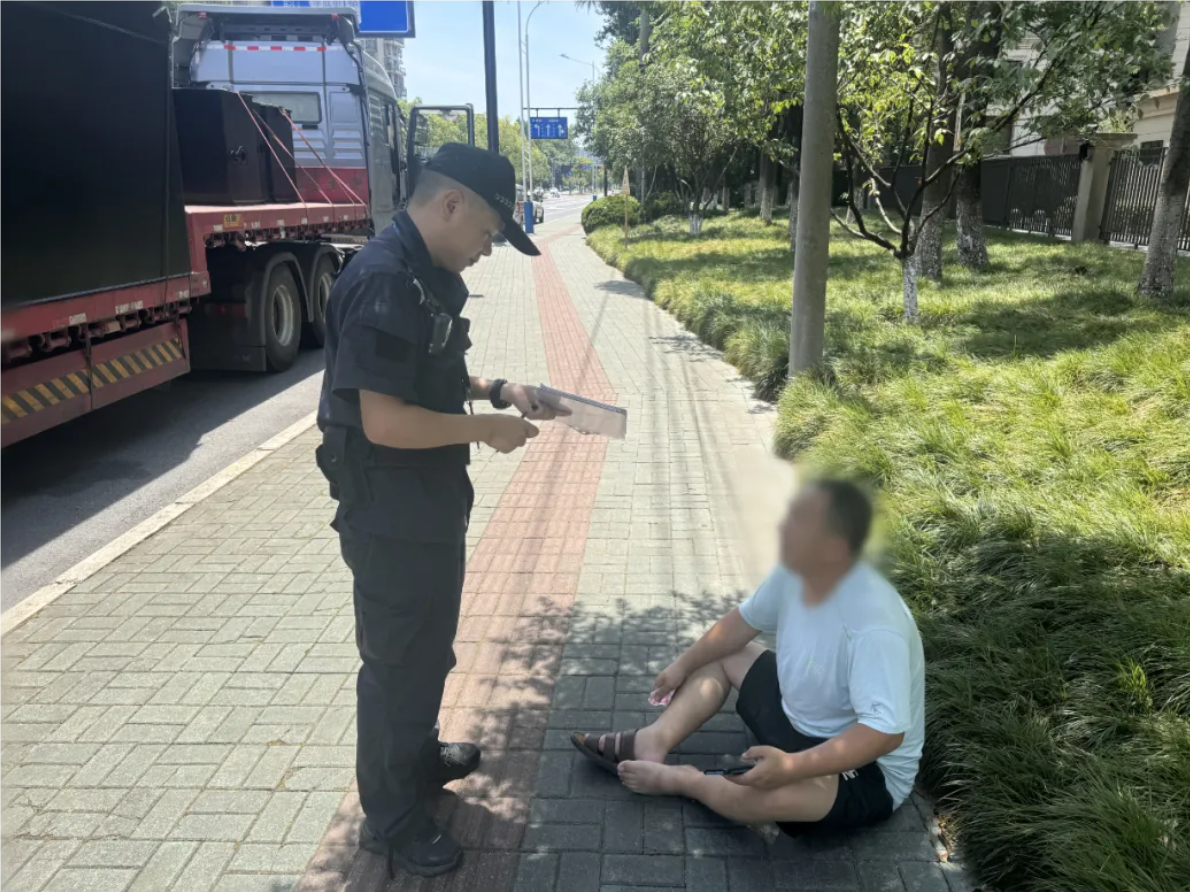 东北大哥在杭州“热到报警”，获救后怒赞“杭州人好啊！”
