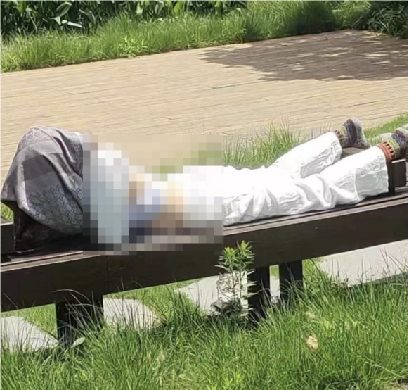 辣眼睛？“晒背族”占领上海各公园，园方成“三夹板”，医生提醒→