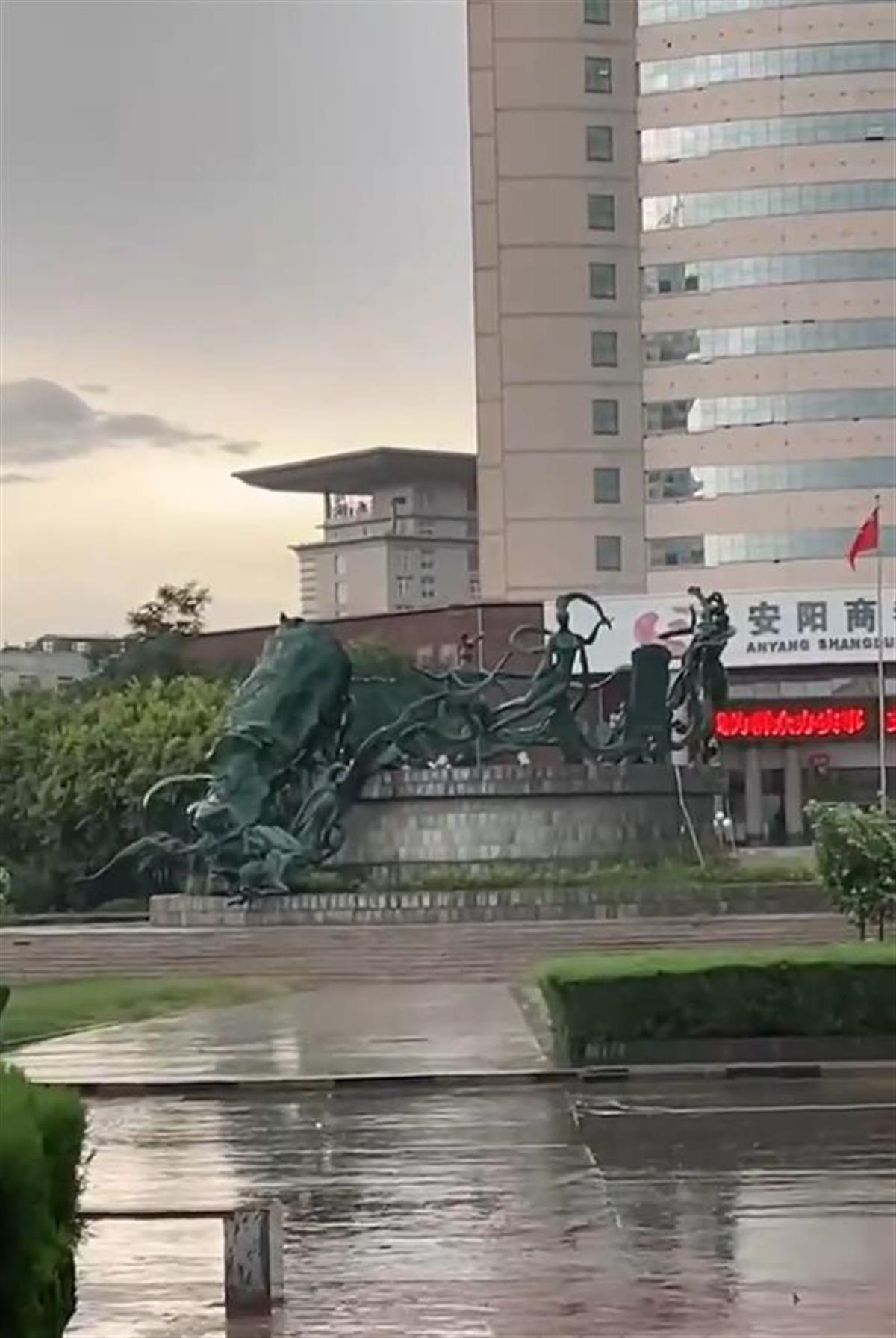 河南安阳遭遇雷暴大风天气，地标性雕塑“银杏仙子”被刮倒