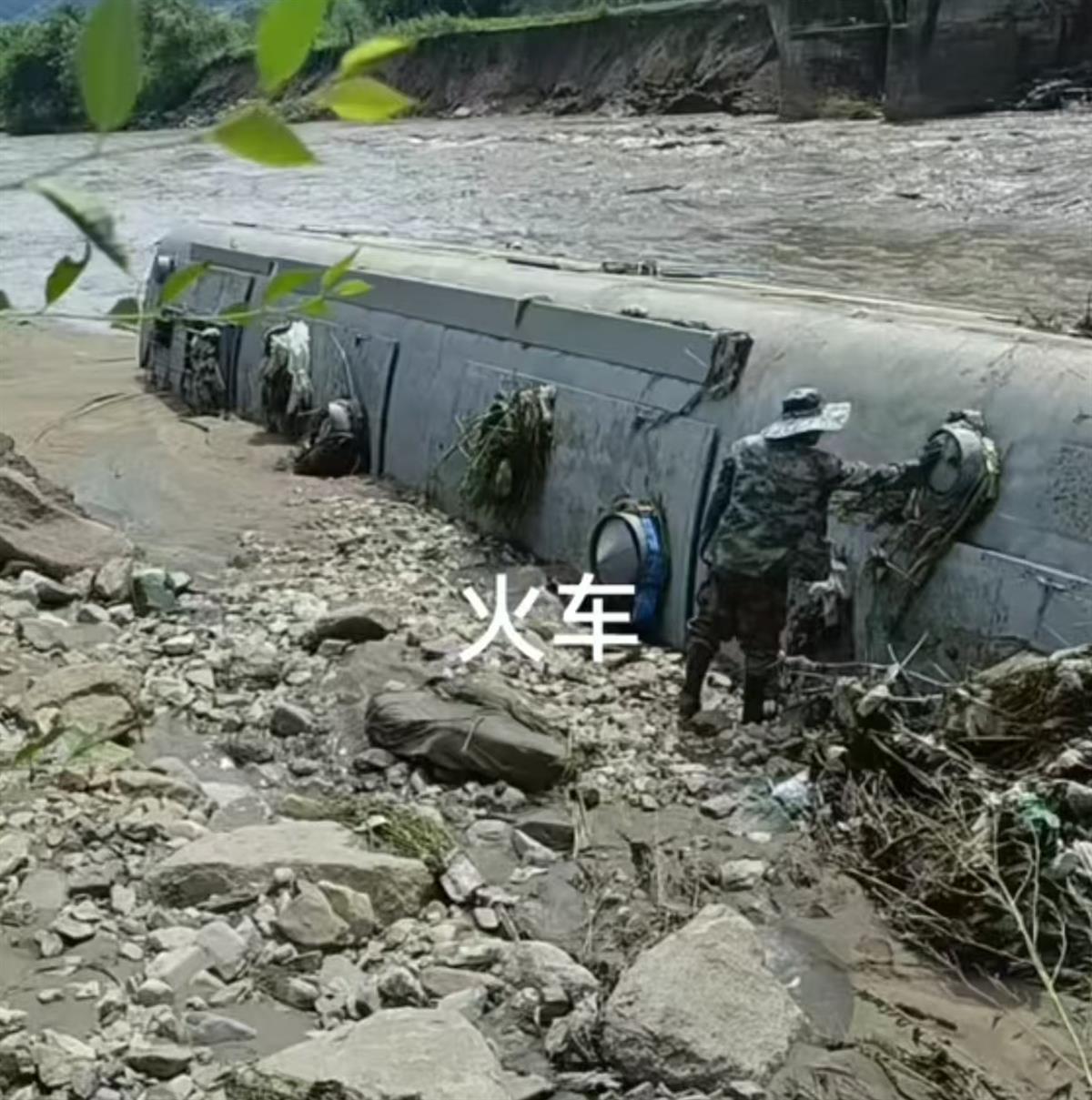 黑龙江一河道现火车车厢，当地：废弃客车体，车厢内无人