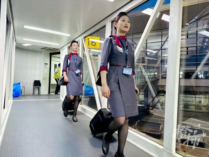 国内首次！空姐上班不再穿高跟鞋，湖南航空：为员工减负，全程换平底鞋