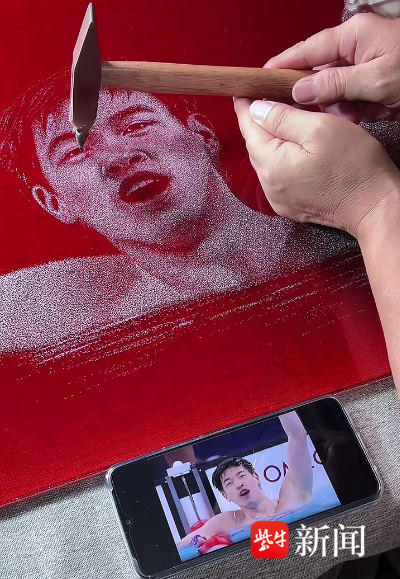绝了！工艺大师3天挥锤近百万次，在玻璃上敲出奥运冠军潘展乐肖像