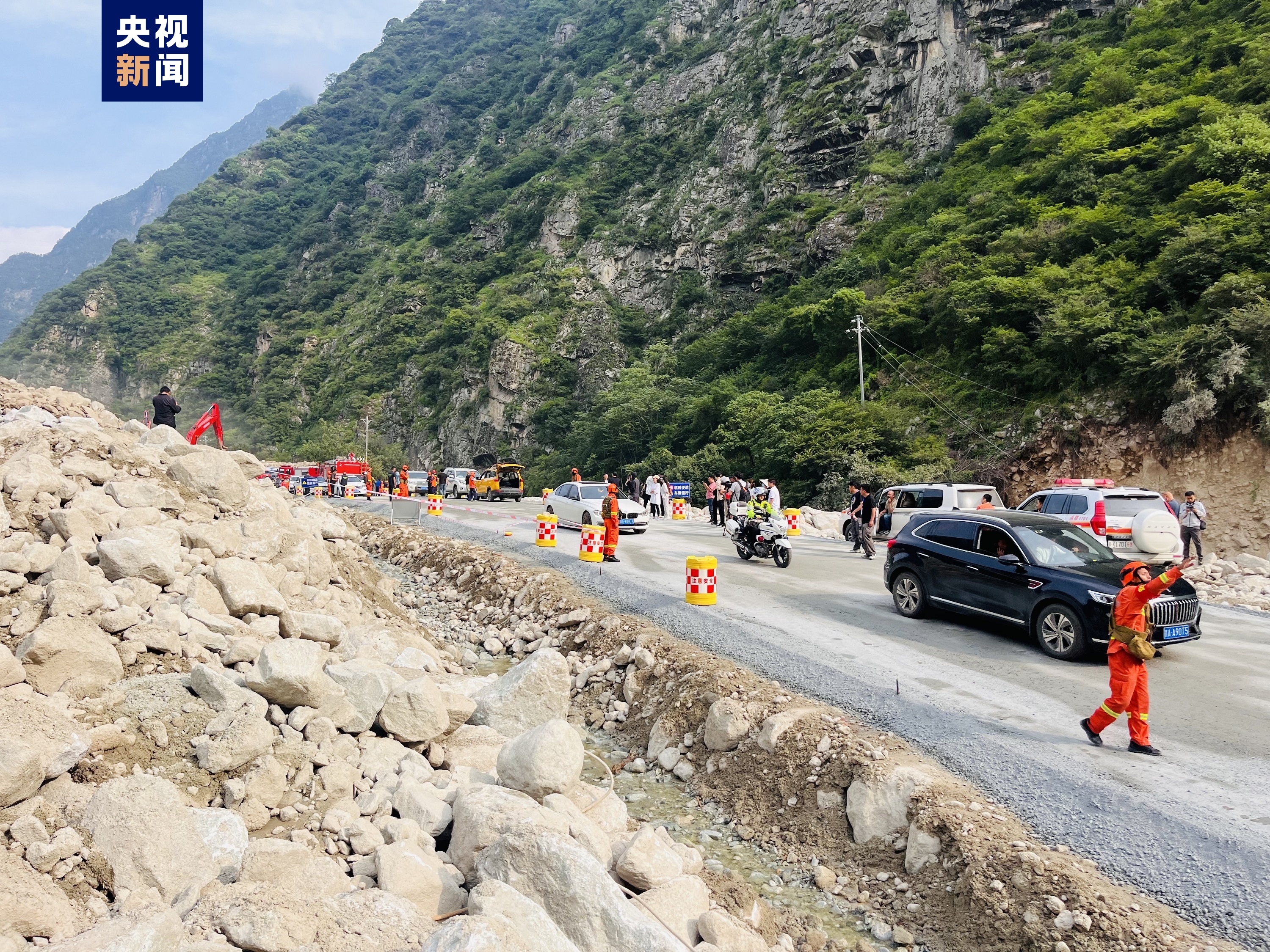 四川康定被泥石流阻断的318国道今日上午恢复通车