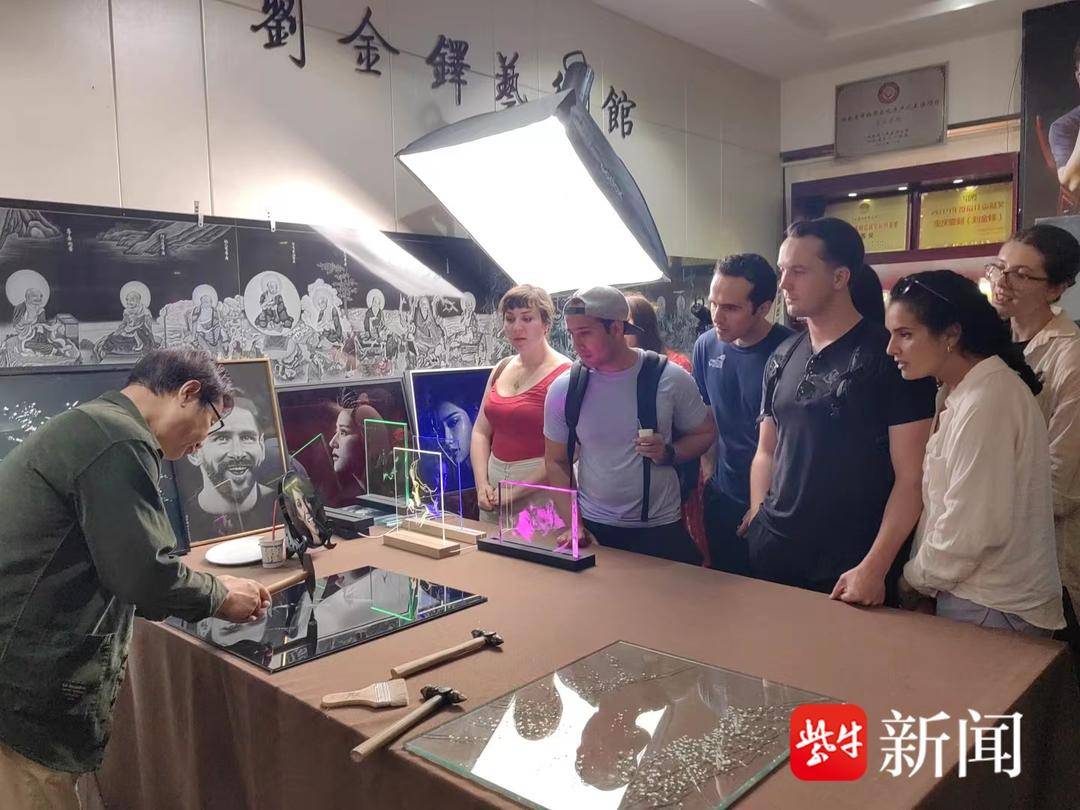 绝了！工艺大师3天挥锤近百万次，在玻璃上敲出奥运冠军潘展乐肖像