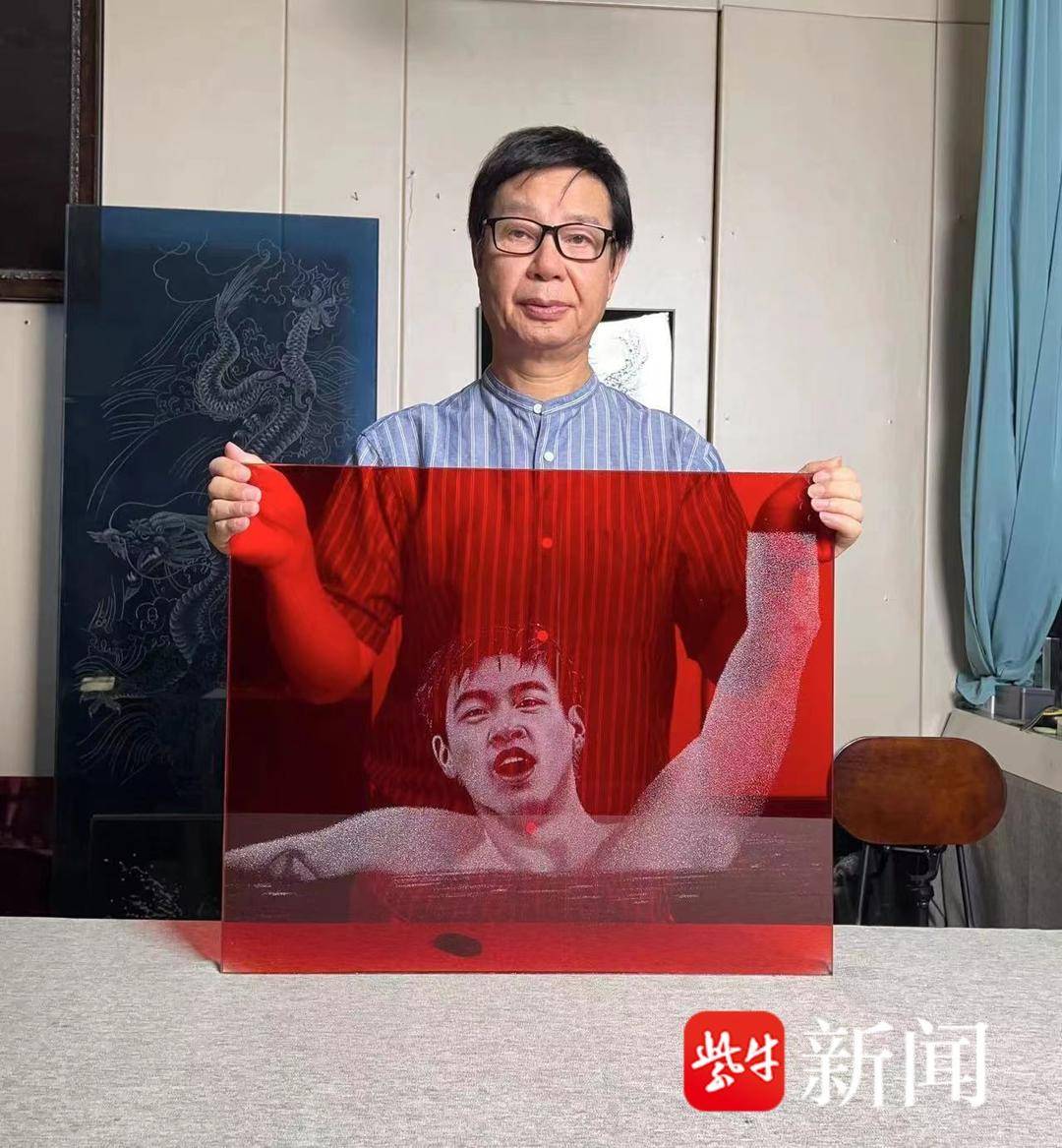 绝了！工艺大师3天挥锤近百万次，在玻璃上敲出奥运冠军潘展乐肖像