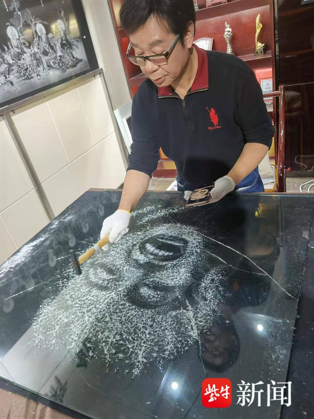 绝了！工艺大师3天挥锤近百万次，在玻璃上敲出奥运冠军潘展乐肖像