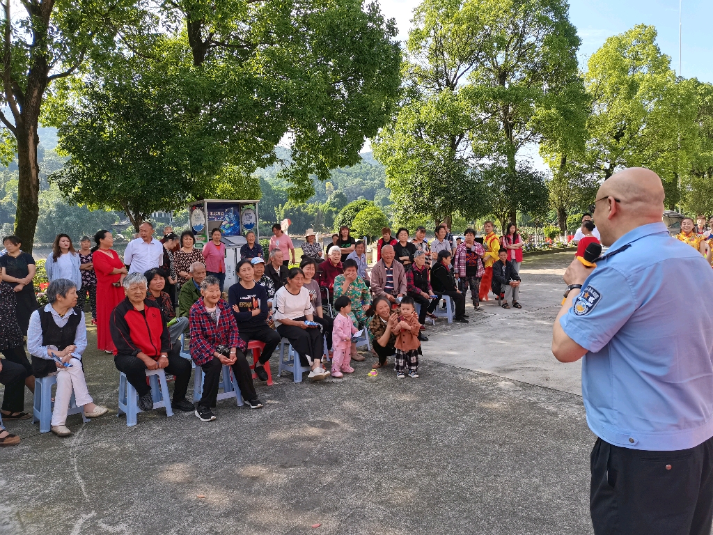 1民警走进农村地区向当地老年人进行安全宣讲