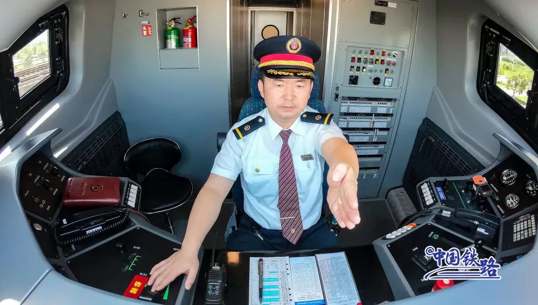 实拍！复兴号霸气“变脸”！
