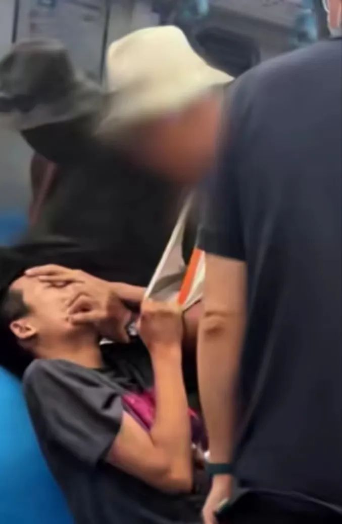 青岛地铁一小伙遭老人殴打致口鼻出血！“年轻人未还手”，警方通报