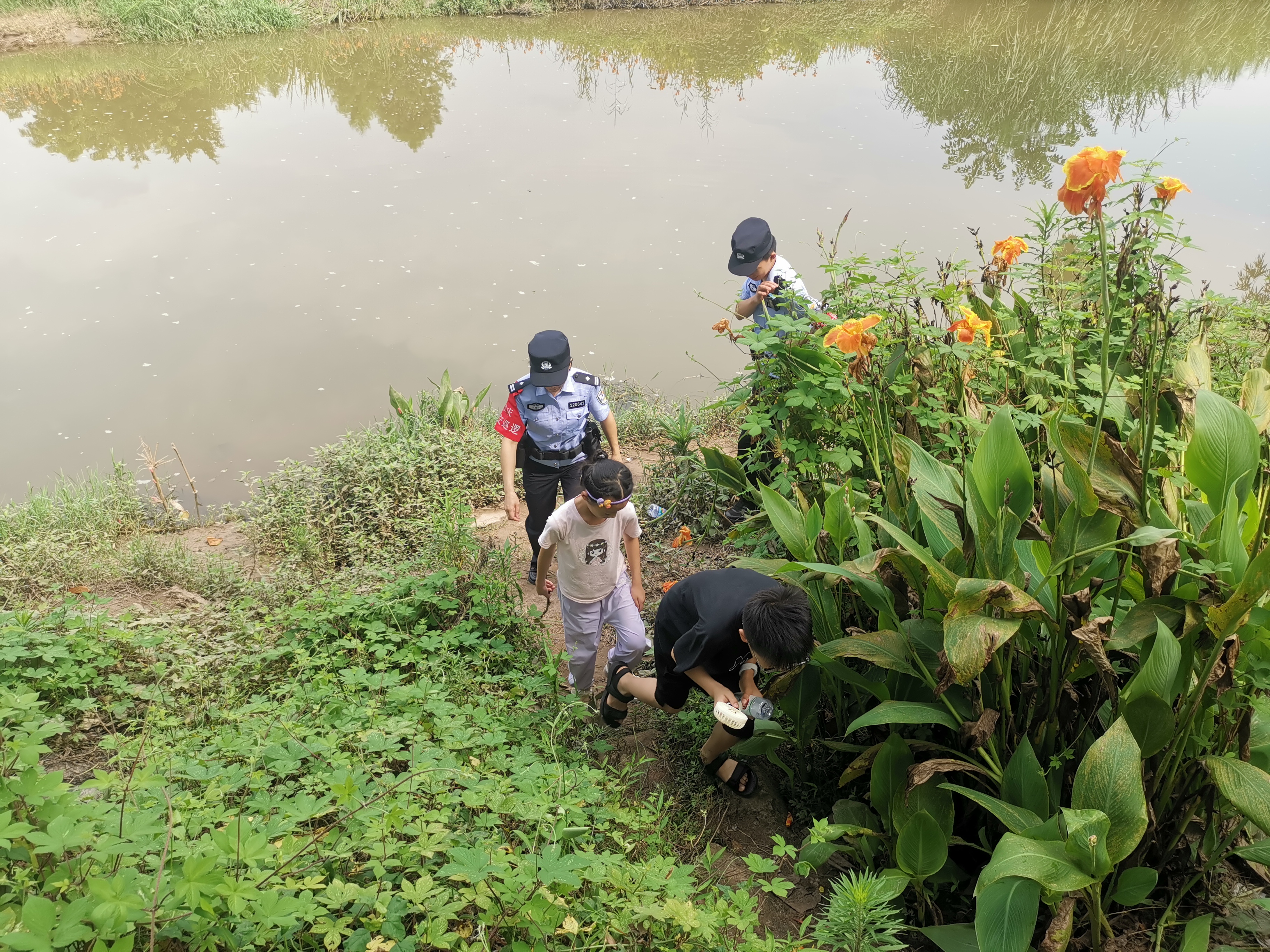 3民警巡逻中及时劝阻两名儿童