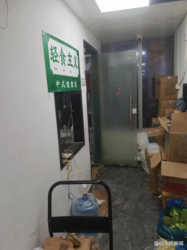 女子点外卖后与店家发生口角，到实体店交涉发现后厨大量蟑螂在爬，市场监管：已责令涉事餐馆停业整改