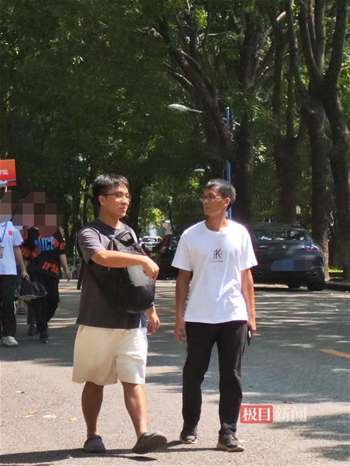 35岁新生唐尚珺住进四人间宿舍感觉“挺好”，游览校园遭围观，希望以后不被打扰