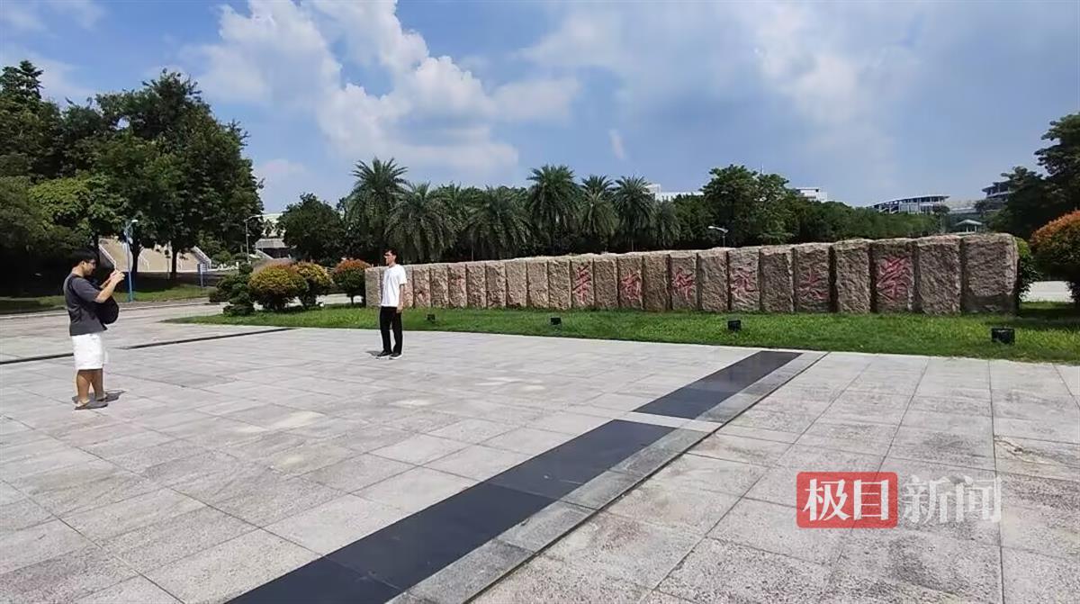 35岁新生唐尚珺住进四人间宿舍感觉“挺好”，游览校园遭围观，希望以后不被打扰