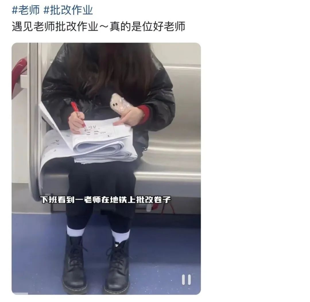 中式“校园战袍”穿上原地变老30岁!“00后”老师爱不释手:穿上超级加“辈”