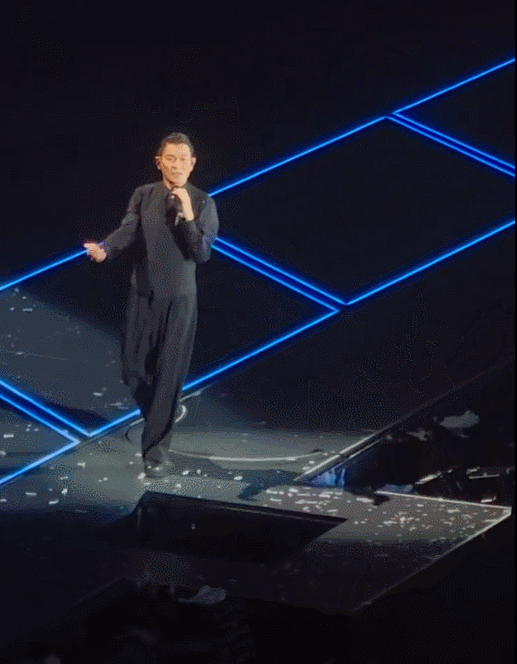 63岁刘德华演唱会不慎踩空摔倒,疑似受伤
