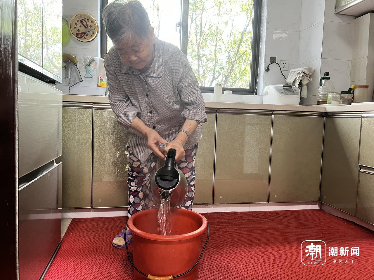 爱心茶水“从天而降”，杭州92岁奶奶这一举动，暖了