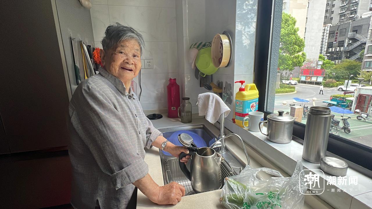 爱心茶水“从天而降”，杭州92岁奶奶这一举动，暖了