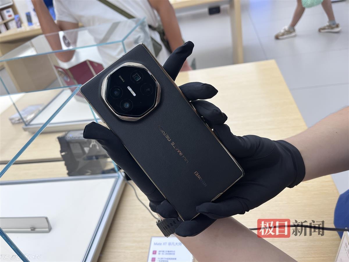 华为三折叠屏手机已有430万人次预约:门店展示样机,“登记意向也未必能买到”