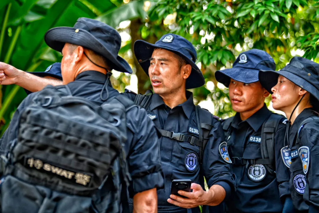 戰(zhàn)酷暑護平安 | 重慶特警開展2024年度“礪劍淬刃”水陸兩棲專項訓練