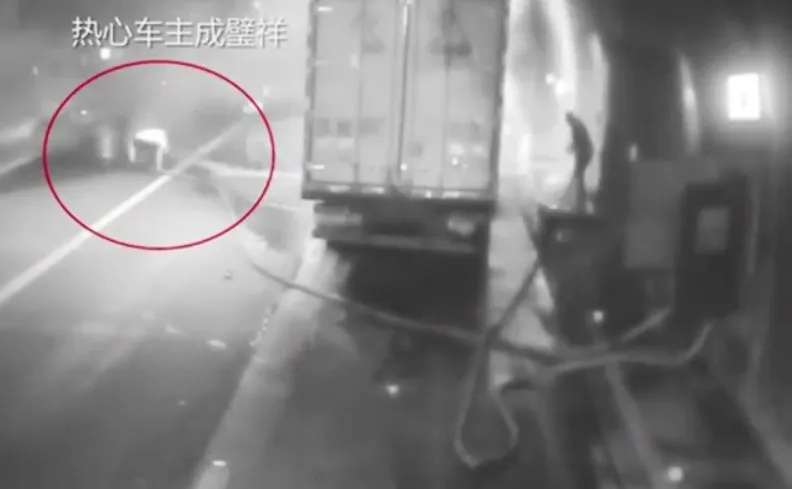 货车在高速公路长隧道自燃,重庆交巡警为车主及热心市民的冷静高效处置颁奖!