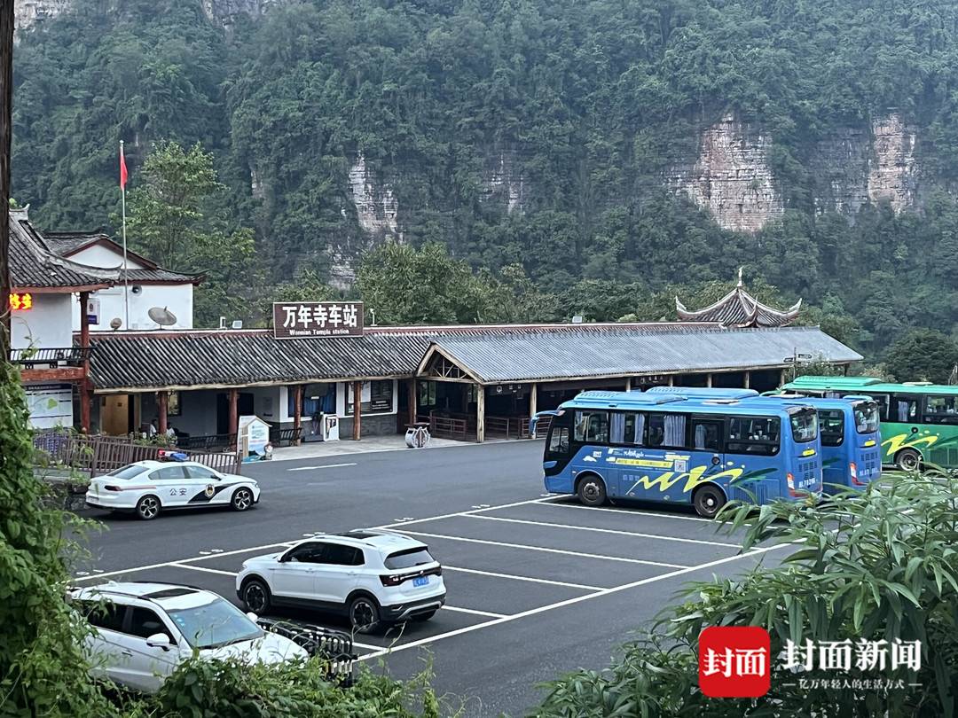 游客投诉峨眉山“黑车”宰客：5公里要价100 元 官方回应：景区顽疾，将大力整治