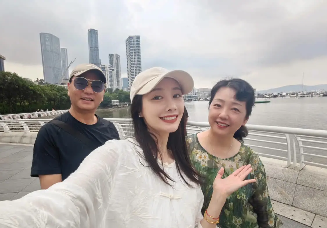 李纯发文称母亲在电梯被困40分钟，8月份刚换的电梯