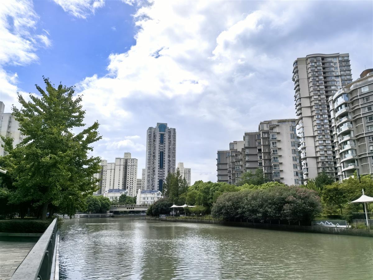 台风“贝碧嘉”逼近华东沿海，江浙沪多个景区关闭，上海市民：已囤水粮防风