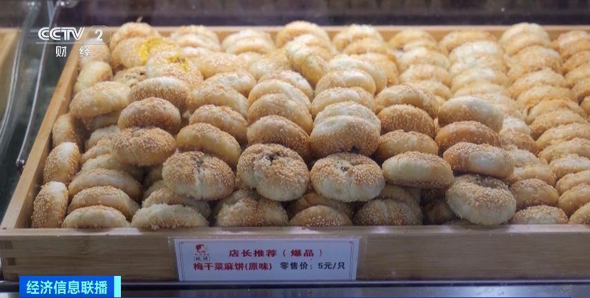 鱼子酱月饼、如意纹样月饼……中秋月饼玩出新花样