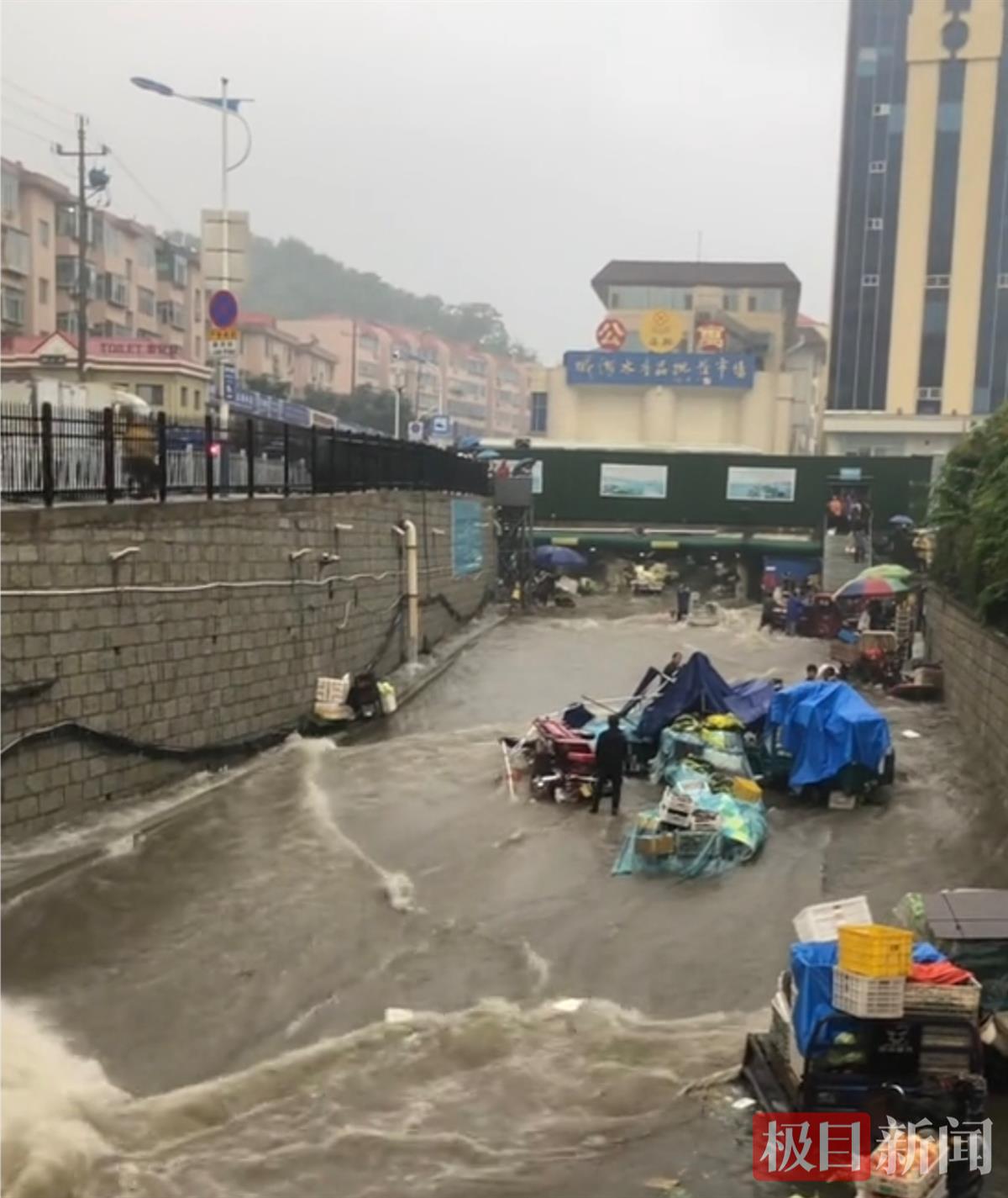 威海暴雨一市場多個攤位被沖走，官方：5人被困后獲救，無傷亡