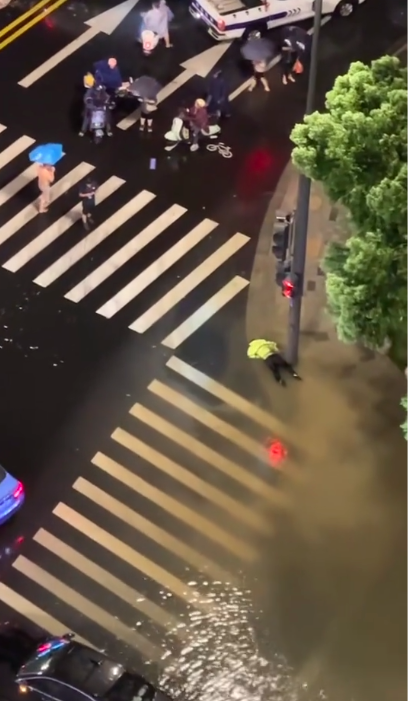 江蘇無錫一男子街頭觸電身亡?當地警方:不是觸電,系保安突發疾病倒地