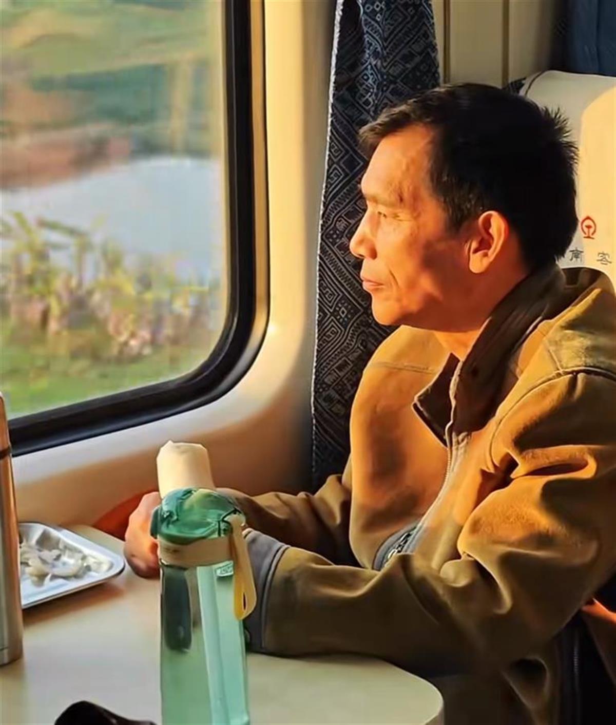 “在綠皮火車上一天吃一根蘿卜”的大叔討要工程款案開庭,將擇期宣判