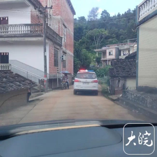 广西致5死1伤命案嫌犯逃进大山!进村盘山路民警每50米值守,村民“不敢上山”……