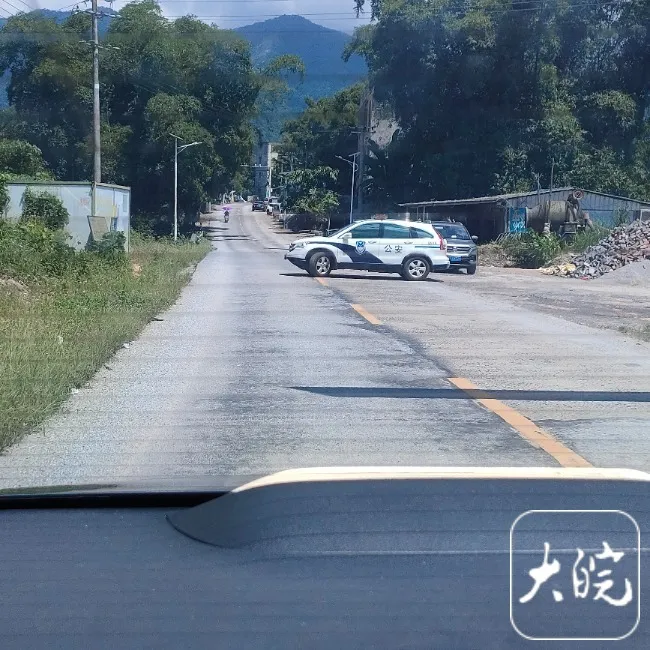 广西致5死1伤命案嫌犯逃进大山!进村盘山路民警每50米值守,村民“不敢上山”……