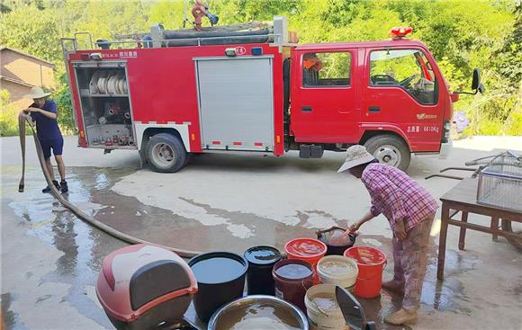 忠县：酷暑送水解民忧