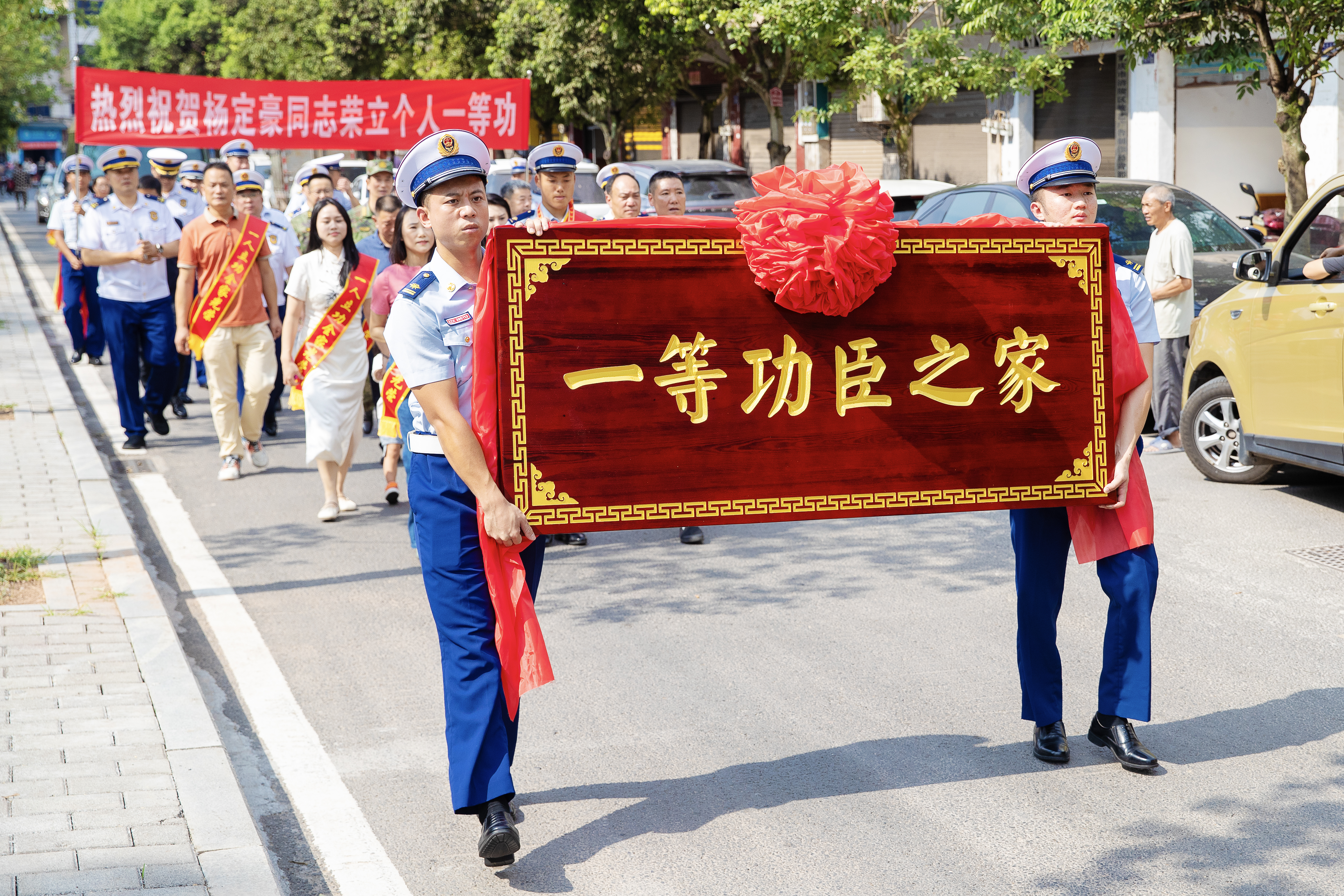 “送奖到家报喜团”为荣立一等功的特勤尖兵杨定豪“送奖到家”。重庆市消防救援局供图