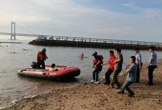 看手机失足落水！男子​不会游泳，在大连星海湾漂浮3小时……