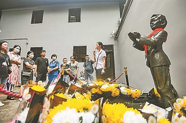 没有硝烟的战场上，他们与敌人展开殊死较量