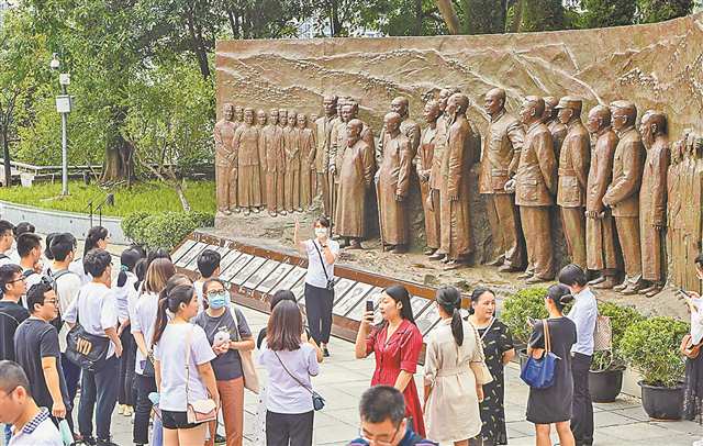 没有硝烟的战场上，他们与敌人展开殊死较量