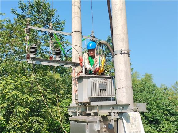 加裝絕緣護套 保障供電設備和線路安全穩(wěn)定運行