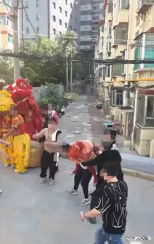 结婚当天新娘被众人绑在电线杆上惹争议,新郎发小:并非婚闹,事先征得新娘新郎同意