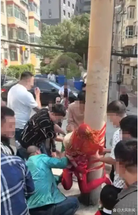结婚当天新娘被众人绑在电线杆上惹争议,新郎发小:并非婚闹,事先征得新娘新郎同意