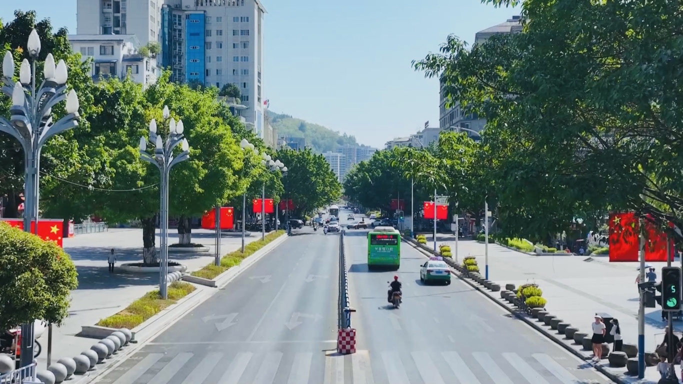 我和国旗合个影｜国庆氛围已拉满！重庆上线“中国红”