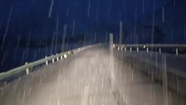 断崖式降温来了！重庆降18℃，西安降16℃，武汉降15℃……知名景点下雪，道路结冰！网友：一夜从短袖到长袖